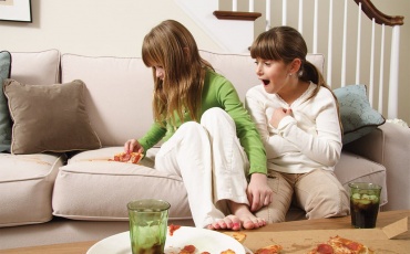 В этой статье мы расскажем как бороться с жирными пятнами на мебели
