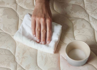 Основные принципы чистки матраса самостоятельно с использованием подручных средств
